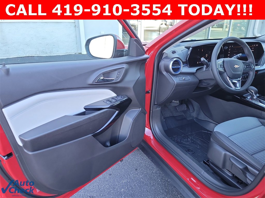 2026 Chevrolet Trax LT photo 2