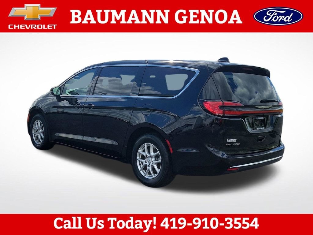 Used 2025 Chrysler Pacifica Select