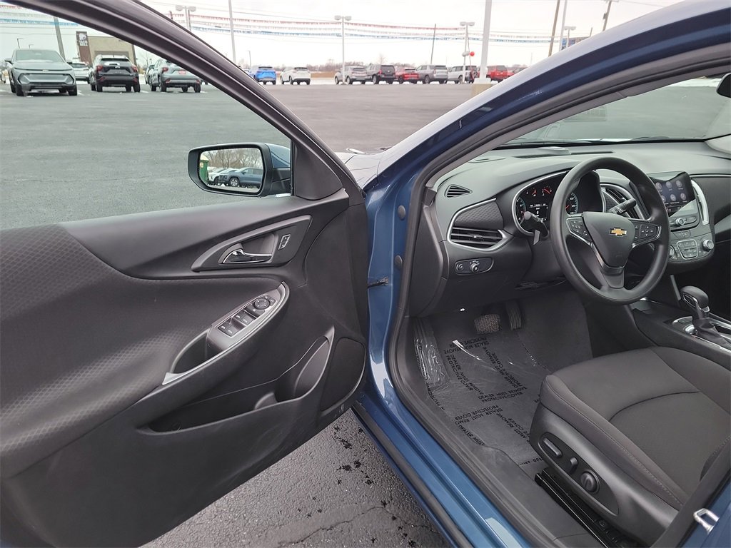 2024 Chevrolet Malibu 1LT photo 2