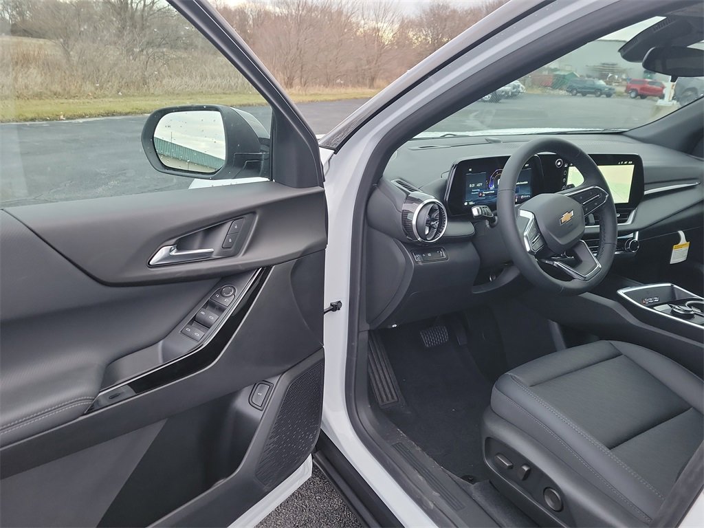 2026 Chevrolet Equinox LT photo 2