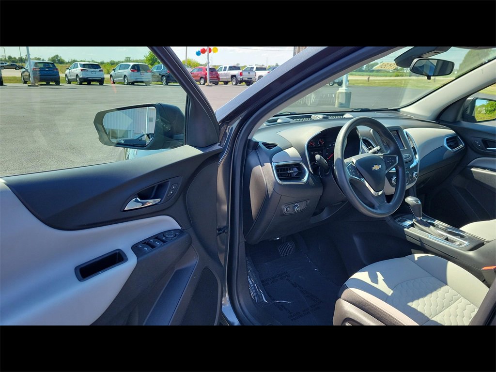 2021 Chevrolet Equinox LS photo 2