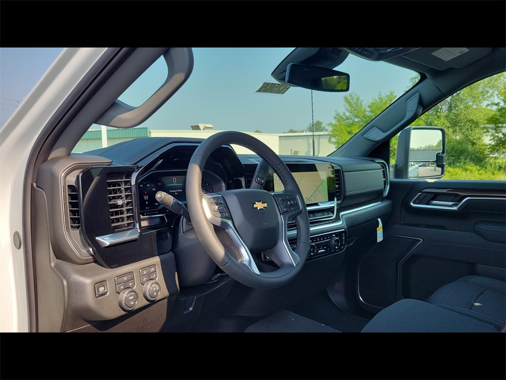 2025 Chevrolet Silverado 2500HD LT photo 3