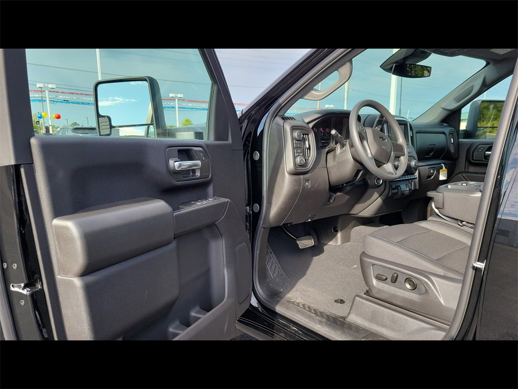 2026 Chevrolet Silverado 2500HD Custom photo 2