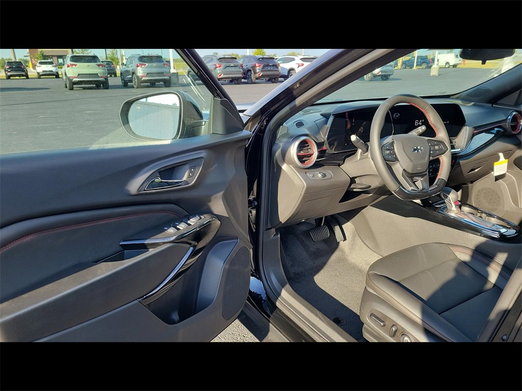 2025 Chevrolet Trax photo 2