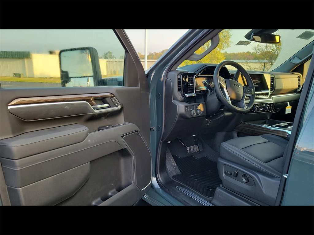 2026 Chevrolet Silverado 2500HD LT photo 2