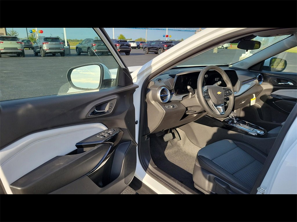 2025 Chevrolet Trax LT photo 2
