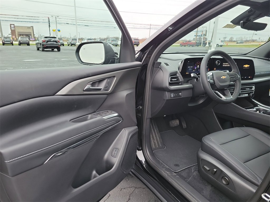 2026 Chevrolet Traverse photo 2