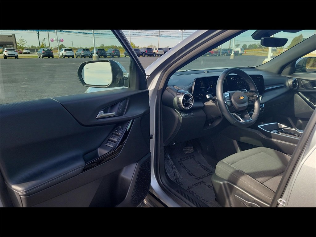 2025 Chevrolet Equinox LT photo 2