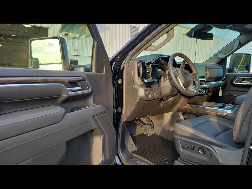 2026 Chevrolet Silverado 2500HD LT photo 2