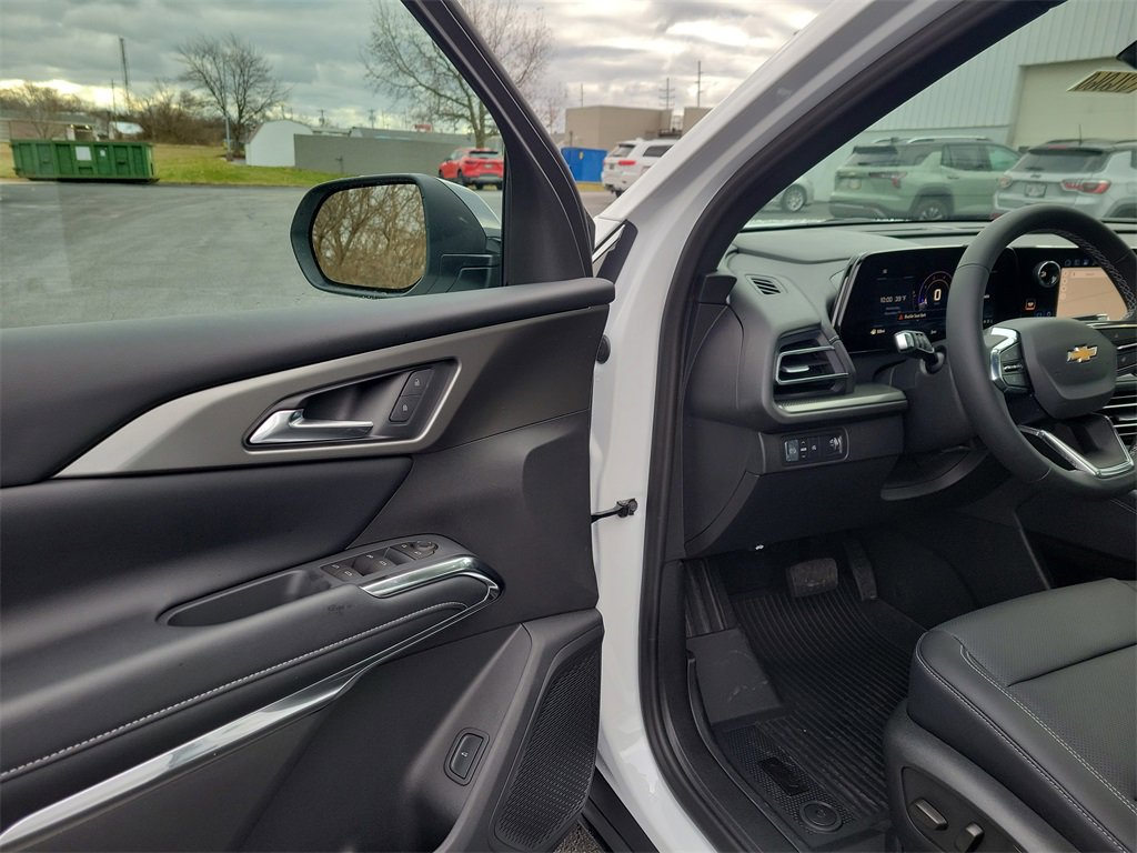 2026 Chevrolet Traverse photo 2