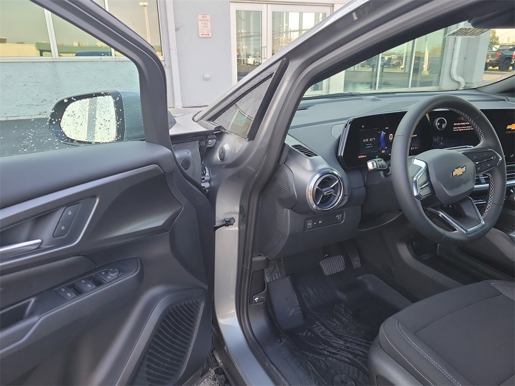 2026 Chevrolet Equinox EV 1LT photo 2