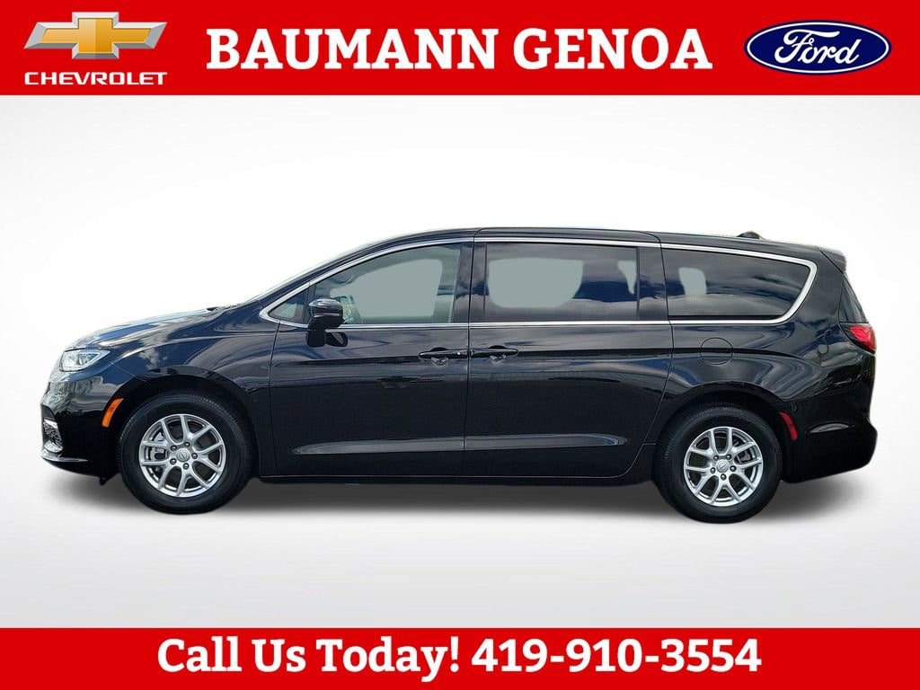 Used 2025 Chrysler Pacifica Select