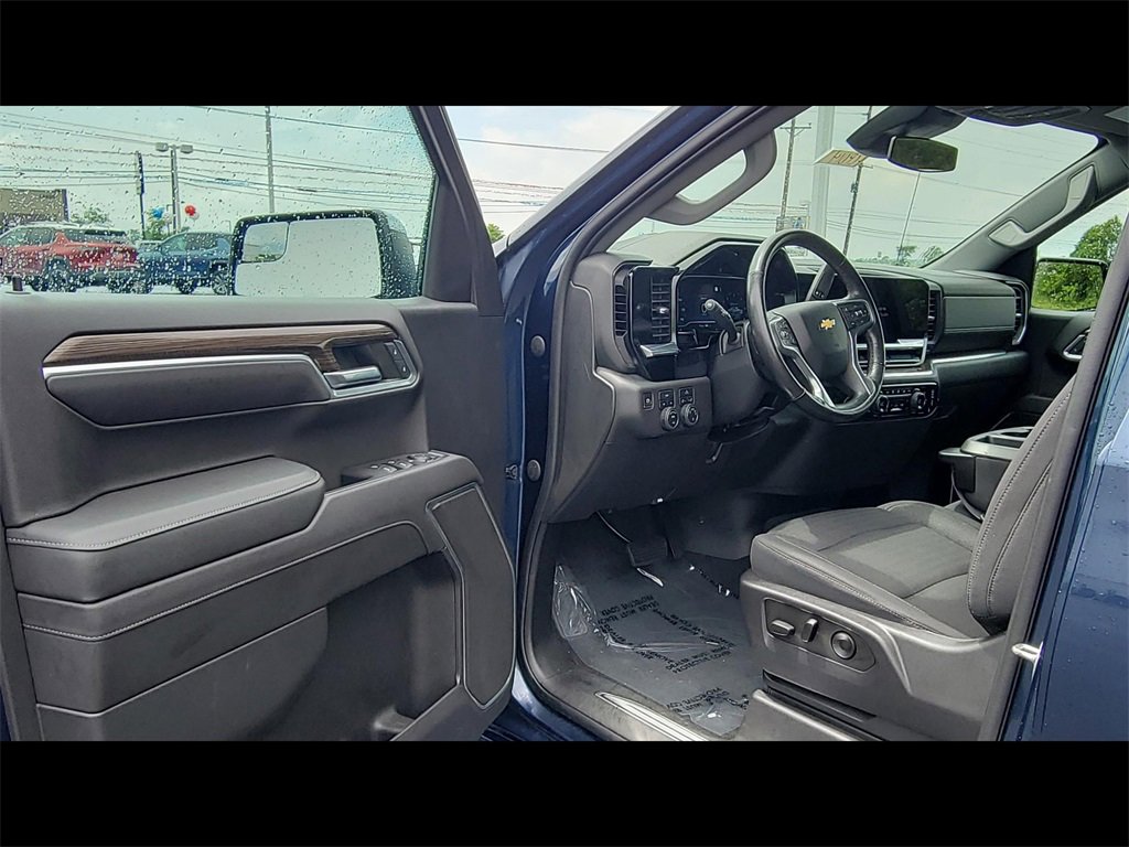 2022 Chevrolet Silverado 1500 LT photo 2