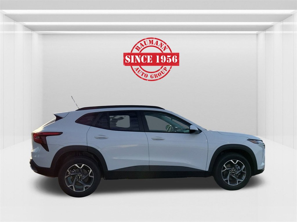 2025 Chevrolet Trax LT photo 4