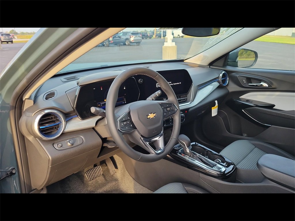 2025 Chevrolet Trax LT photo 2