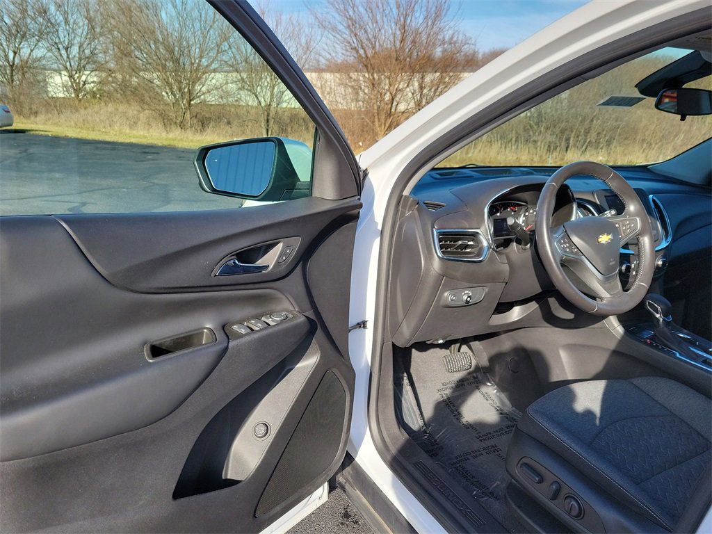 2022 Chevrolet Equinox LT photo 2