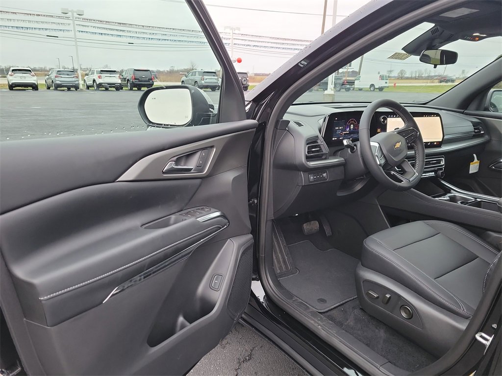 2026 Chevrolet Traverse photo 2