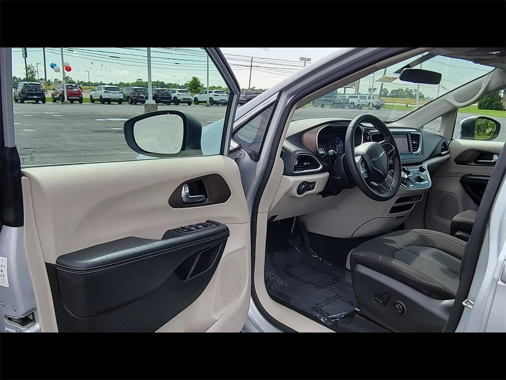 2022 Chrysler Voyager LX photo 2