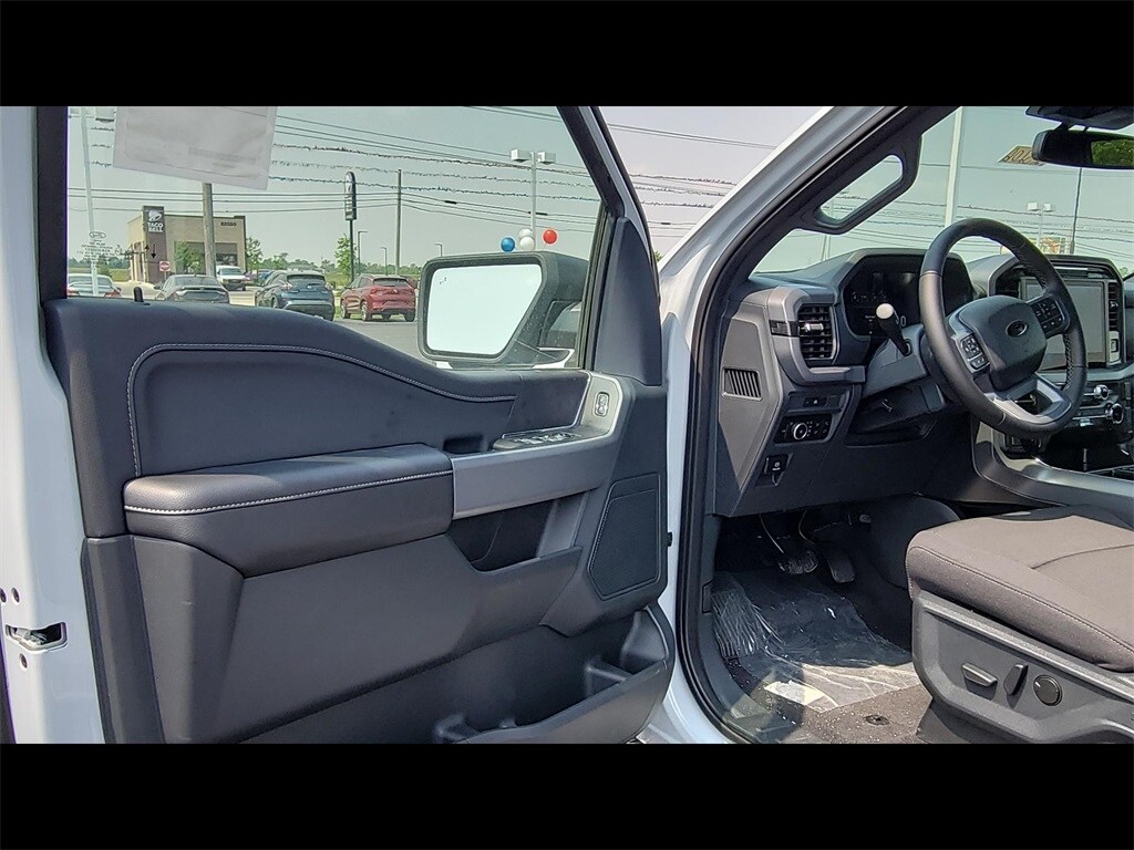 2025 Ford F-150 XLT photo 2