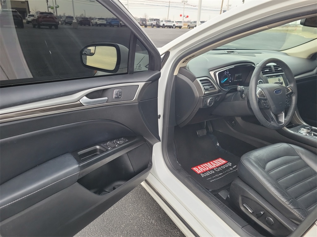 Used 2017 Ford Fusion SE Sedan