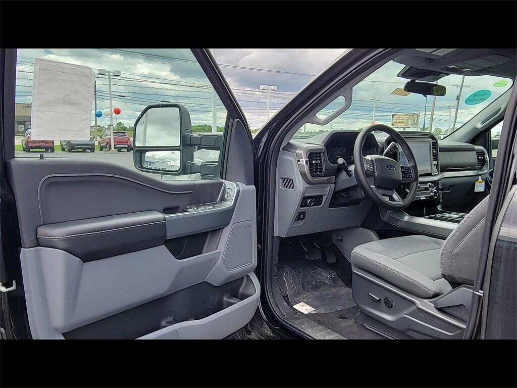 2025 Ford F-150 XLT photo 2