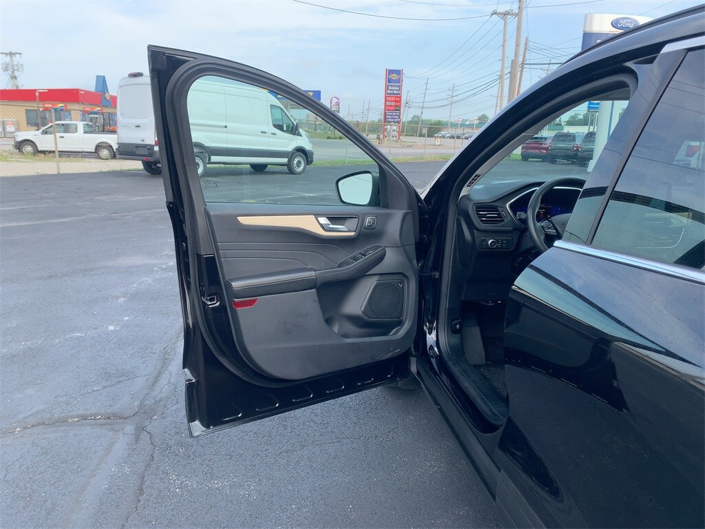 2022 Ford Escape Titanium photo 2
