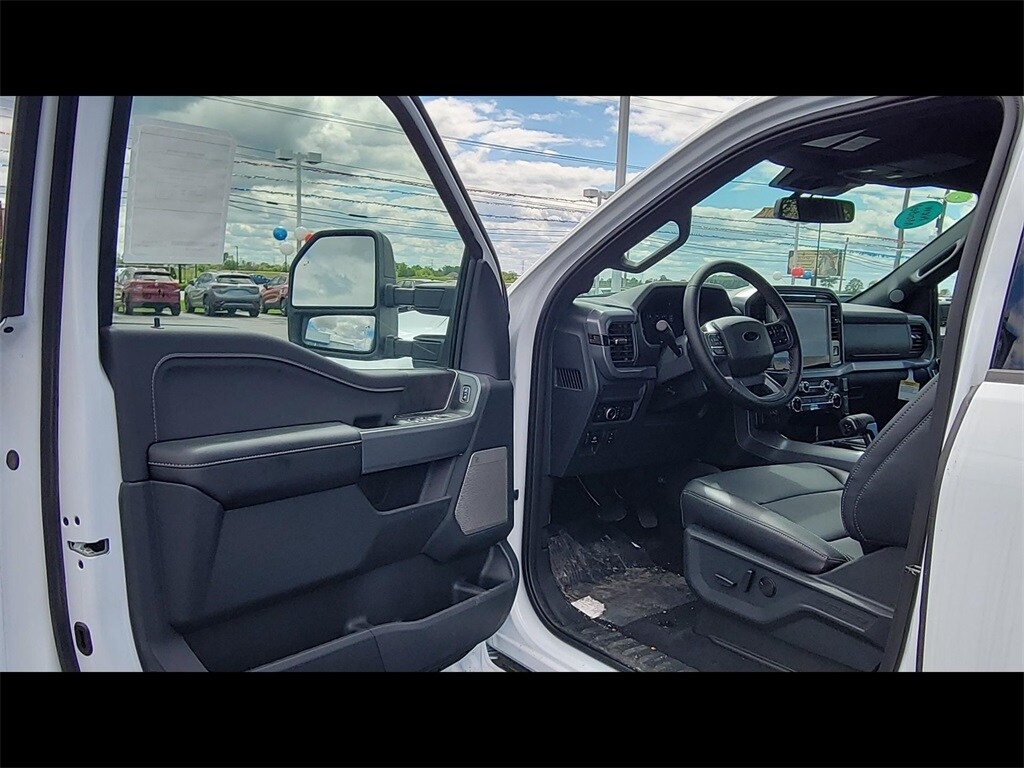 2025 Ford F-150 XLT photo 2