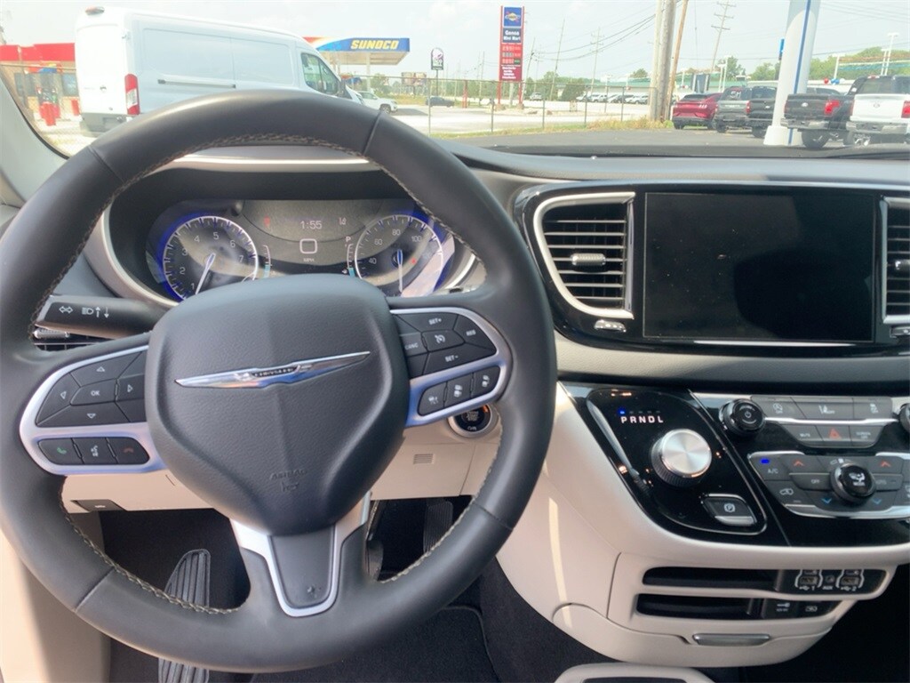 2022 Chrysler Pacifica Touring L photo 3