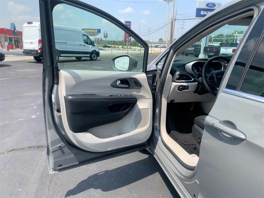 2022 Chrysler Pacifica Touring L photo 2