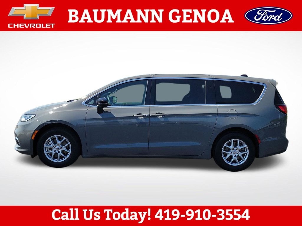 Used 2025 Chrysler Pacifica Select Minivan/Van
