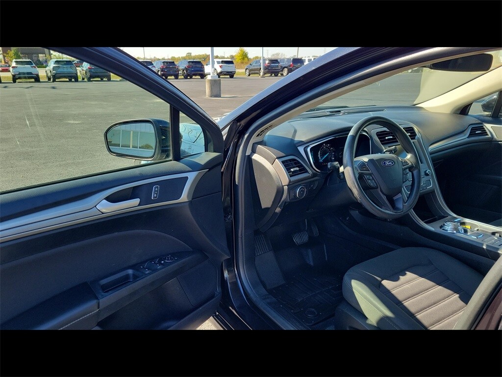 2020 Ford Fusion SE photo 2