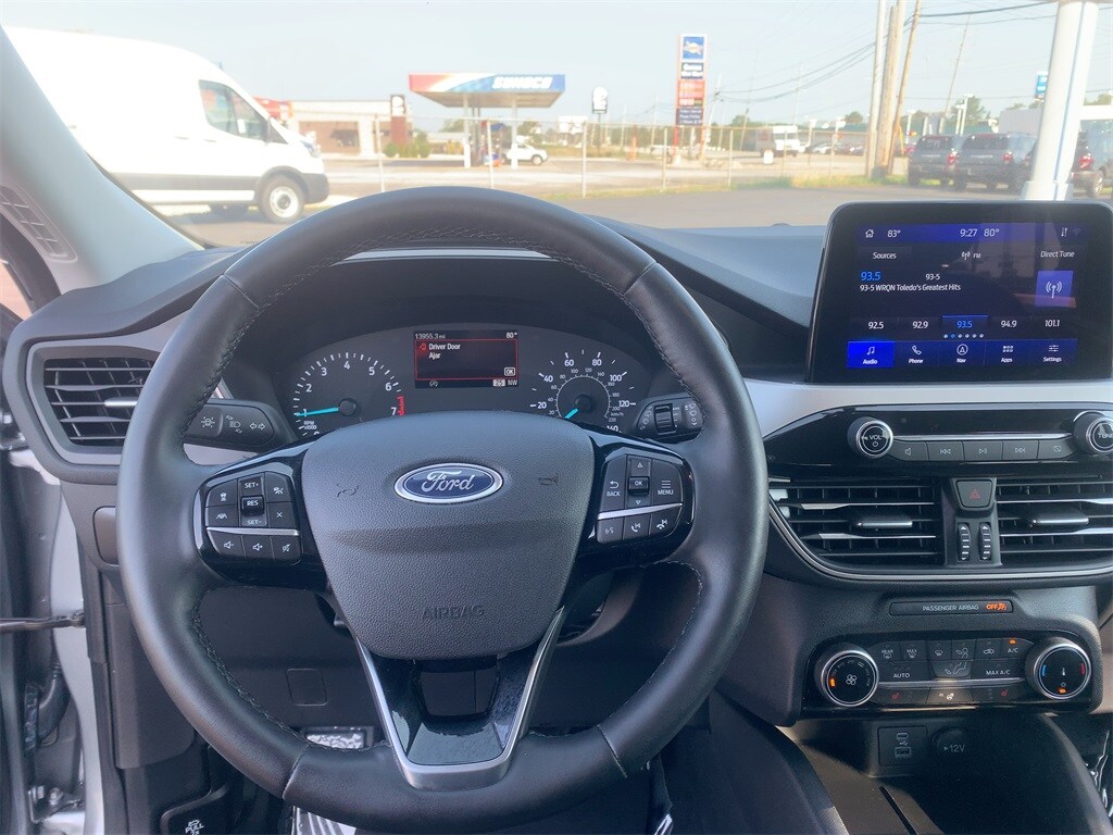 2022 Ford Escape SE photo 2