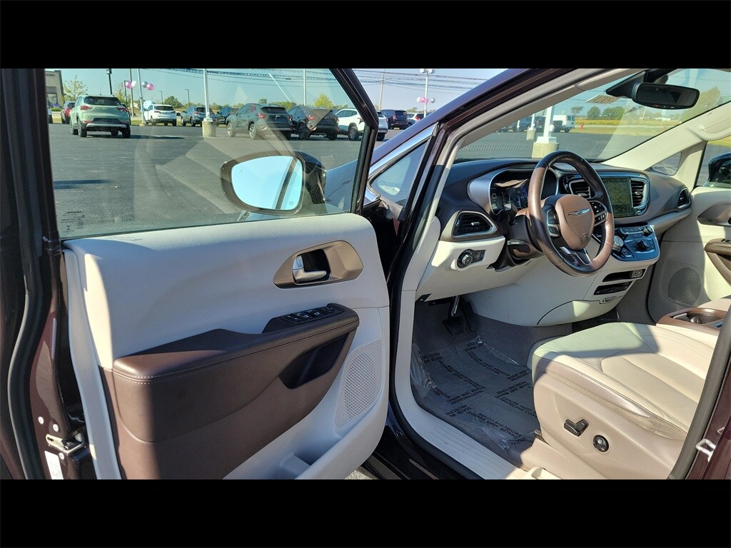 2018 Chrysler Pacifica Touring Plus photo 2