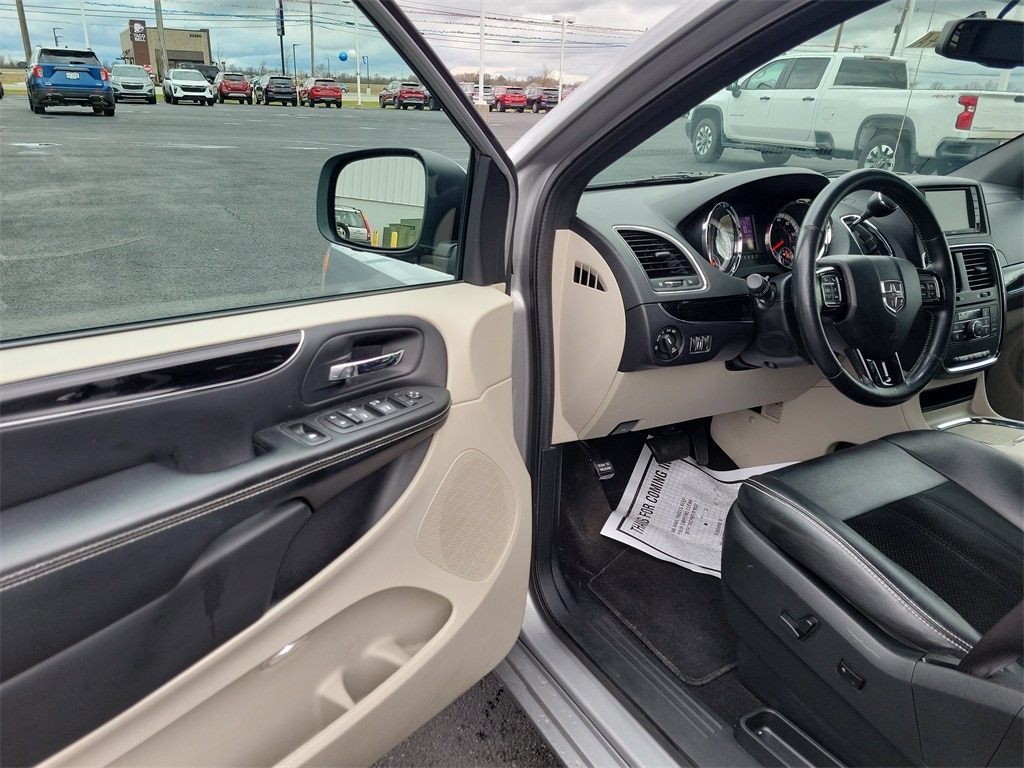 Used 2017 Dodge Grand Caravan SXT with VIN 2C4RDGCG5HR605565 for sale in Genoa, OH