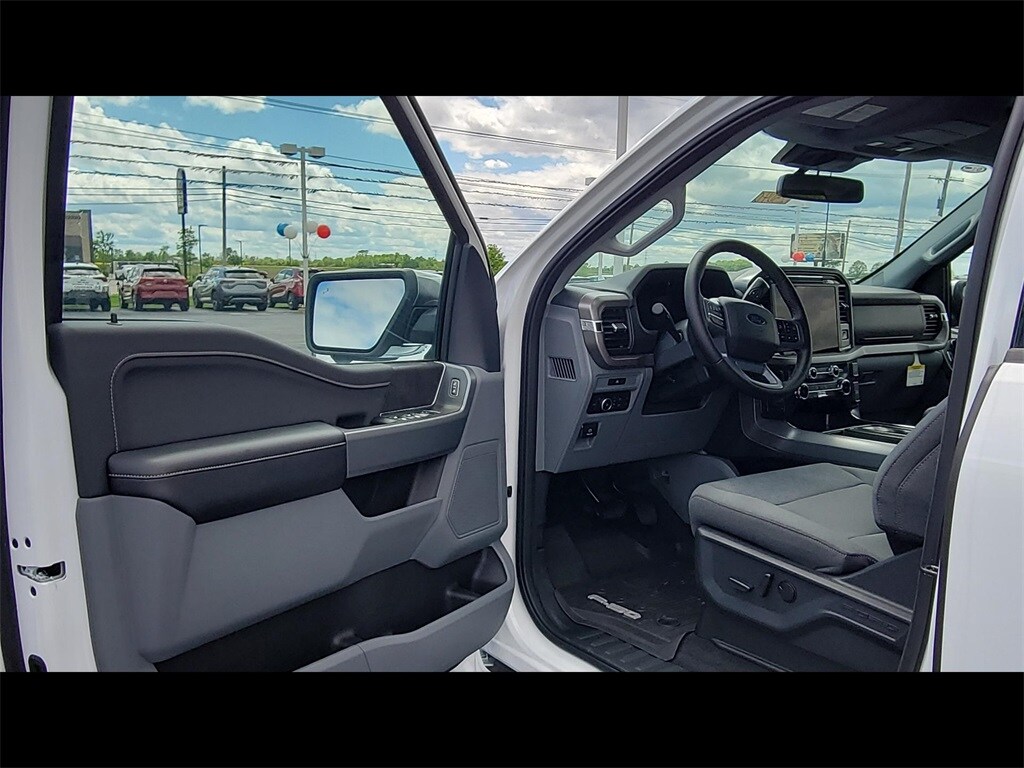 2025 Ford F-150 XLT photo 2