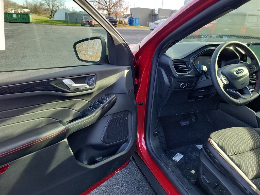 2026 Ford Escape ST-Line photo 2