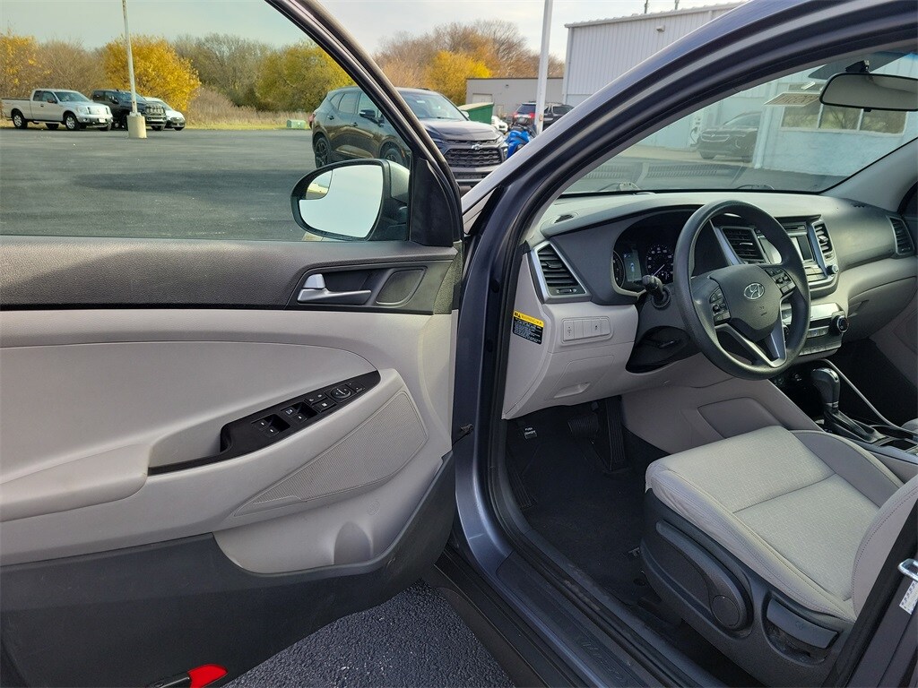 2017 Hyundai Tucson SE photo 2