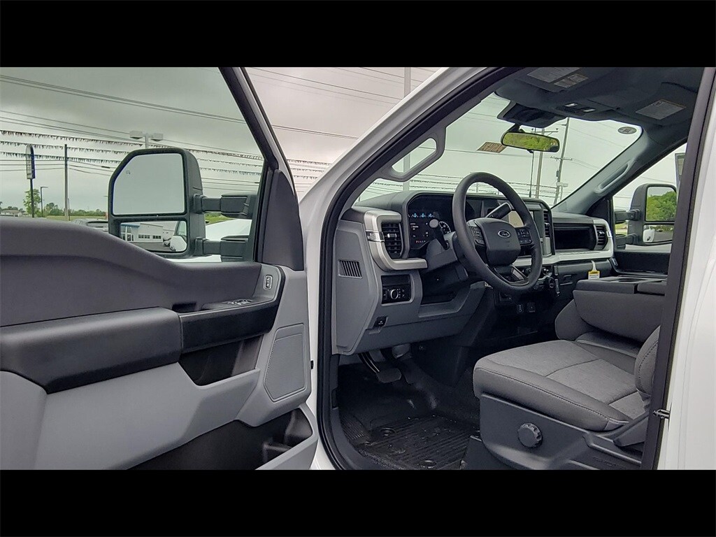 2025 Ford F-350 XL photo 2