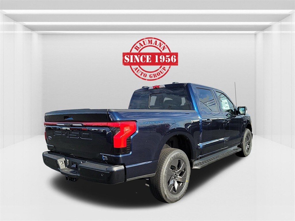 2023 Ford F-150 Lightning Lariat photo 2