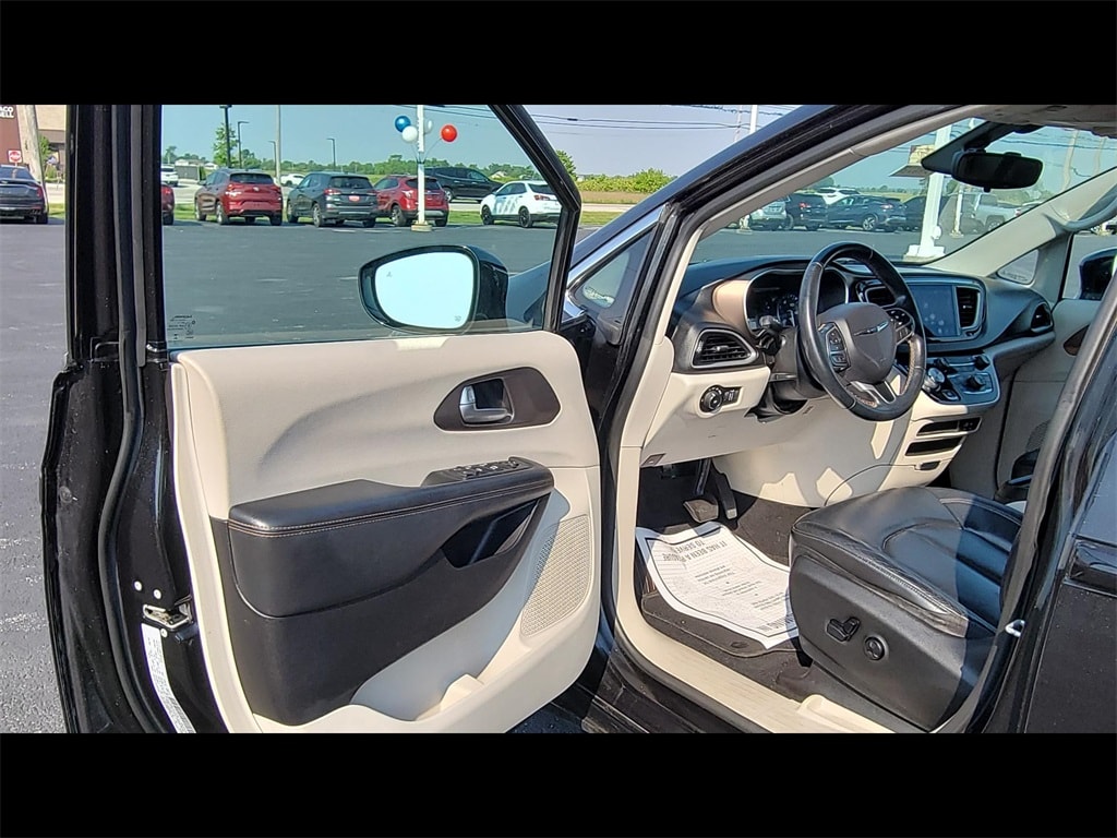 Used 2017 Chrysler Pacifica Touring-L with VIN 2C4RC1BG0HR526791 for sale in Genoa, OH