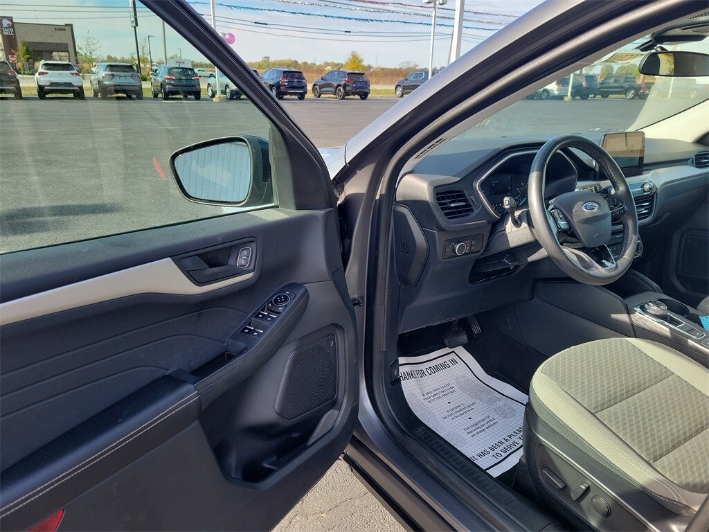 2022 Ford Escape SE photo 2