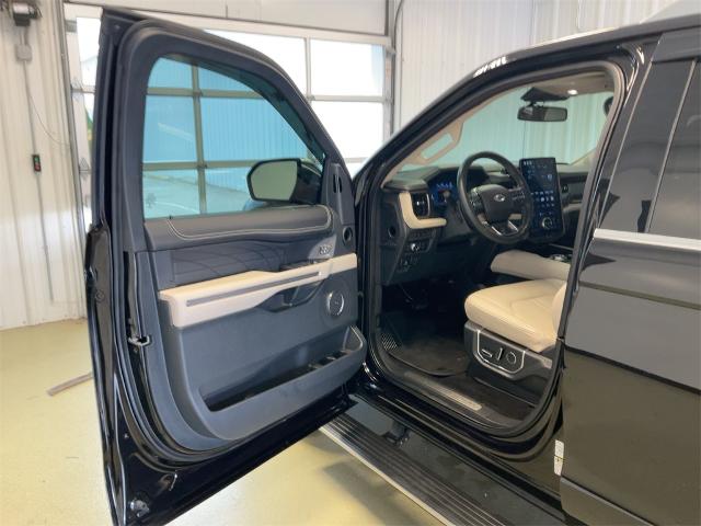 2022 Ford Expedition Platinum photo 2