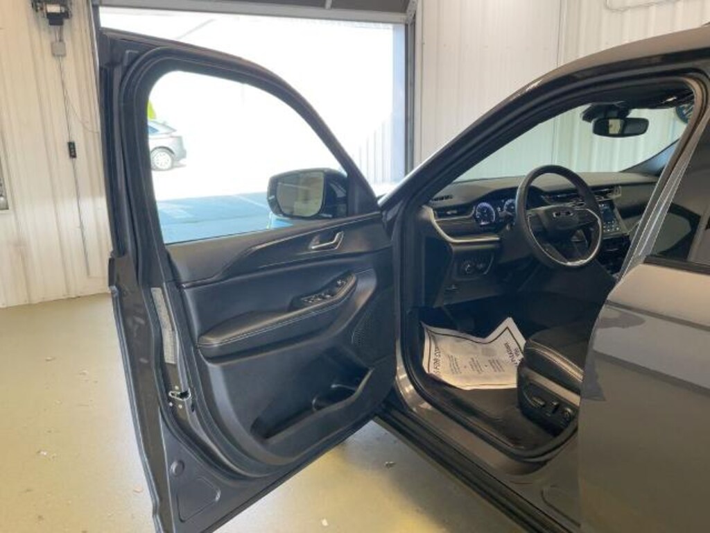 Used 2024 Jeep Grand Cherokee L Laredo SUV