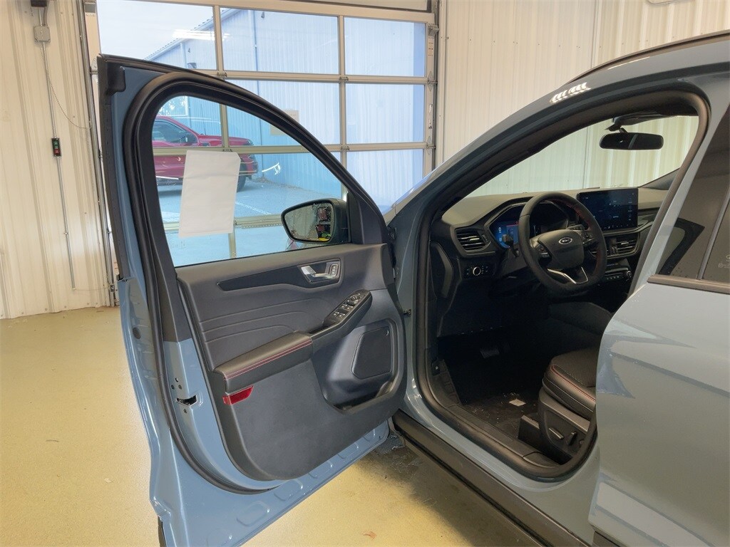 2025 Ford Escape ST-Line photo 2