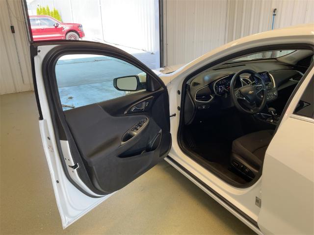 2023 Chevrolet Malibu 1LT photo 2