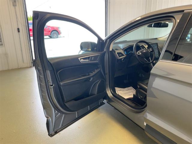 2024 Ford Edge SEL photo 2