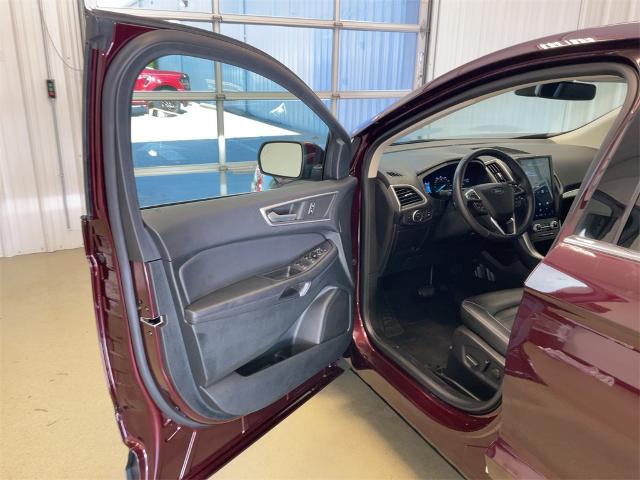 2022 Ford Edge SEL photo 2