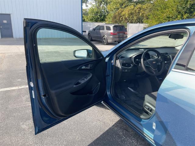 2024 Chevrolet Malibu 1LT photo 2