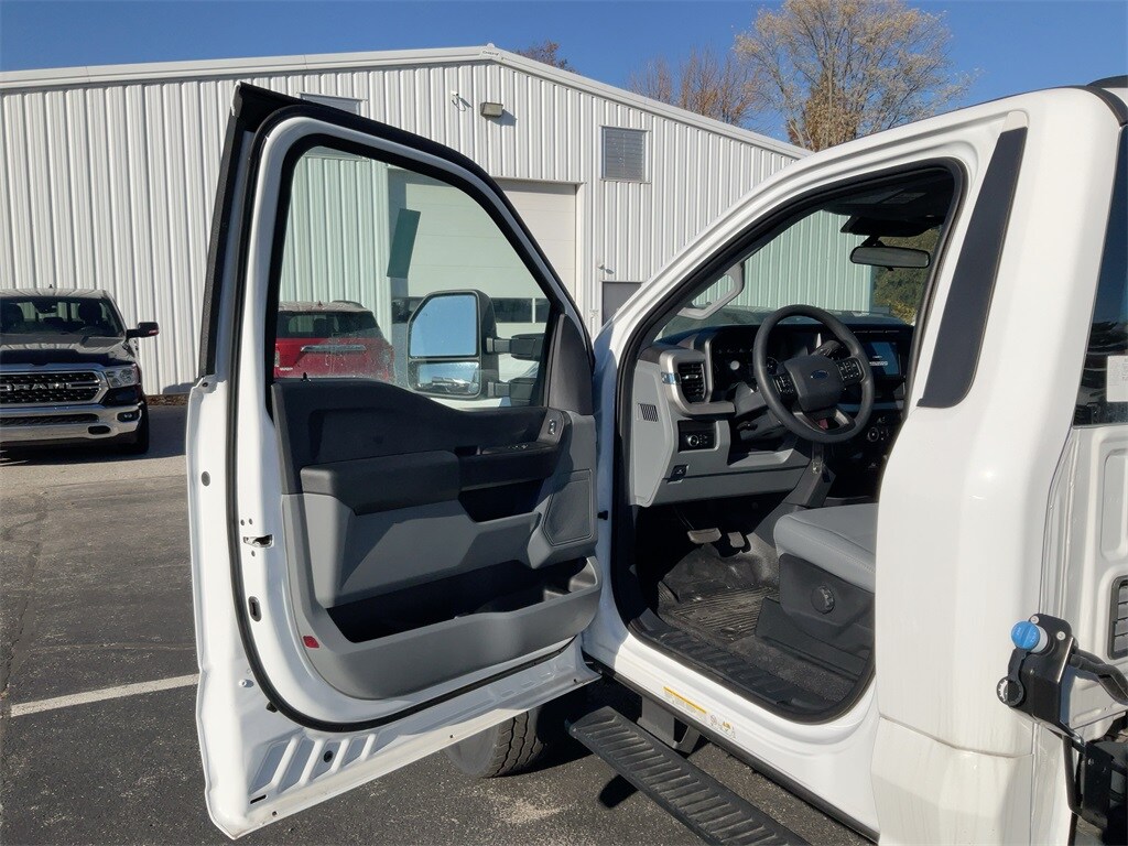 2024 Ford F-600 photo 2