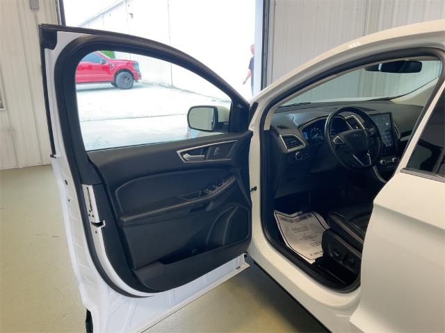 2023 Ford Edge SEL photo 2